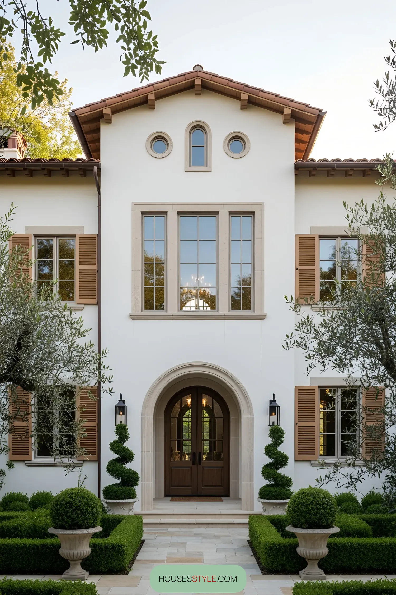 Elegant Tuscan villa with charming landscaping